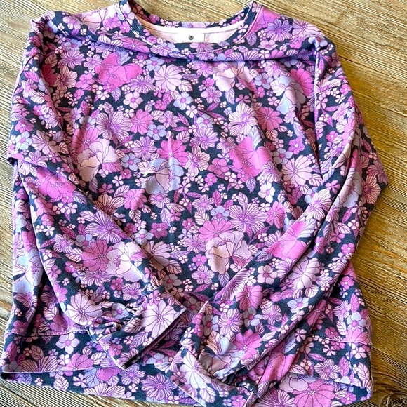 Sundry Tops - Sundry ‘3’ Floral Long Sleeve lightweight sweatshirt